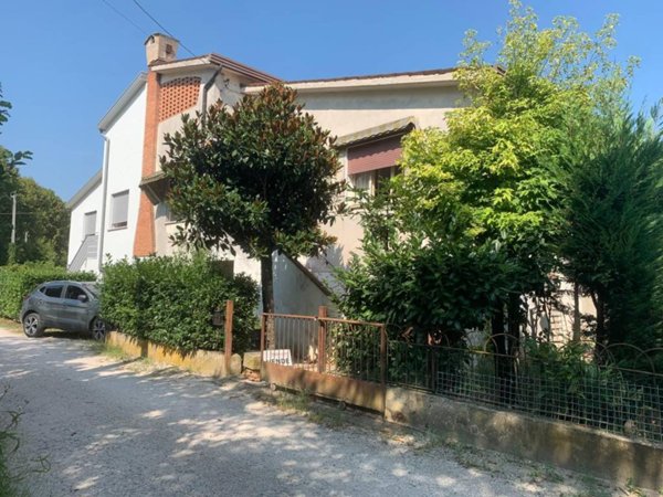 casa indipendente in vendita a Correzzola in zona Villa del Bosco