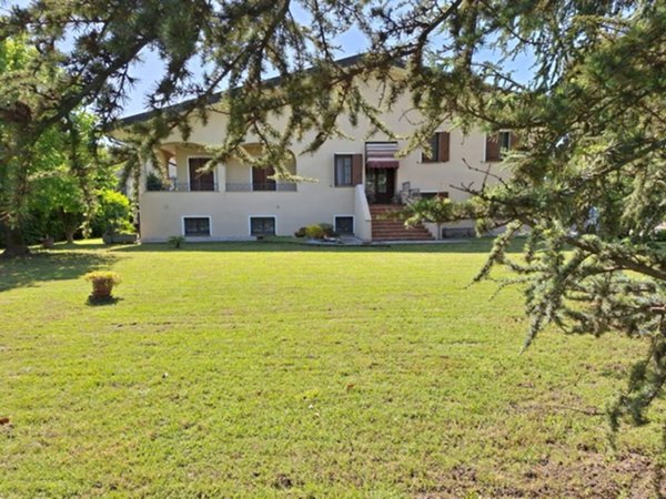 casa indipendente in vendita a Correzzola in zona Villa del Bosco