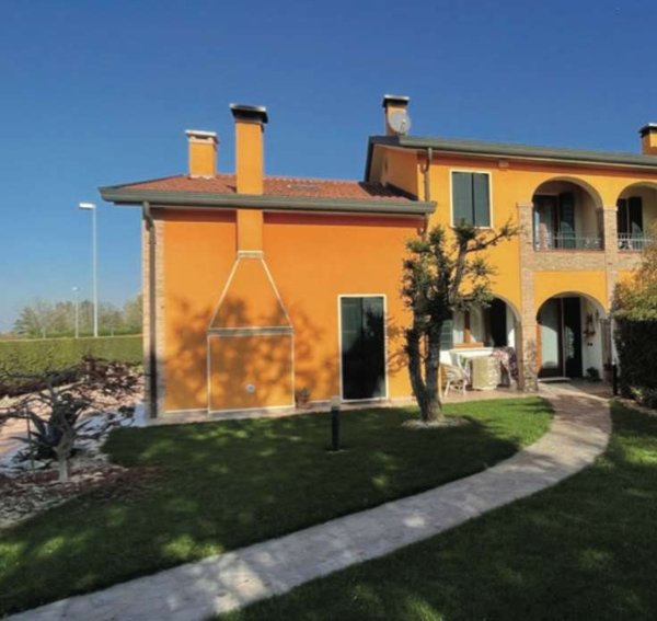 casa indipendente in vendita a Correzzola in zona Concadalbero