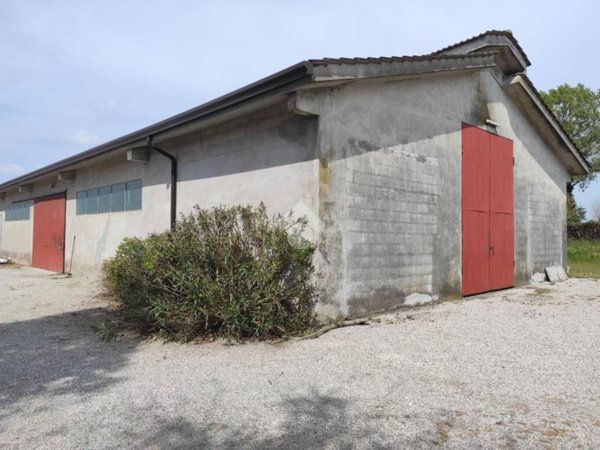 locale commerciale in vendita a Correzzola