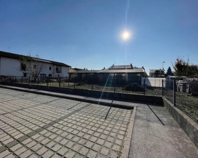 terreno edificabile in vendita a Correzzola