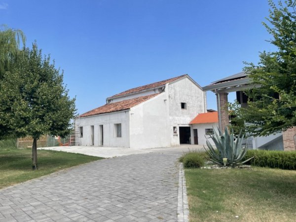 casa indipendente in vendita a Correzzola in zona Villa del Bosco
