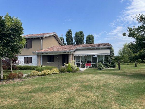 casa indipendente in vendita a Correzzola in zona Villa del Bosco