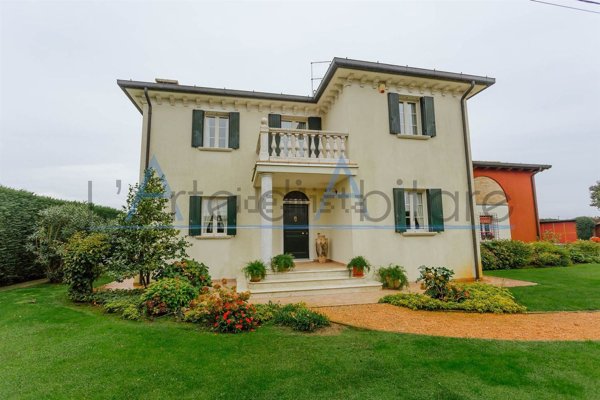 casa indipendente in vendita a Correzzola in zona Villa del Bosco