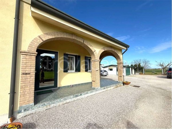 casa indipendente in vendita a Correzzola in zona Villa del Bosco