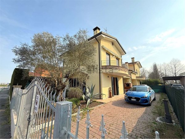 casa indipendente in vendita a Correzzola in zona Concadalbero
