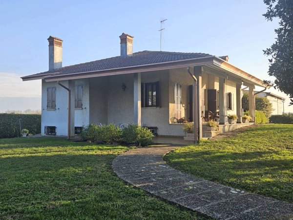 casa indipendente in vendita a Correzzola in zona Villa del Bosco