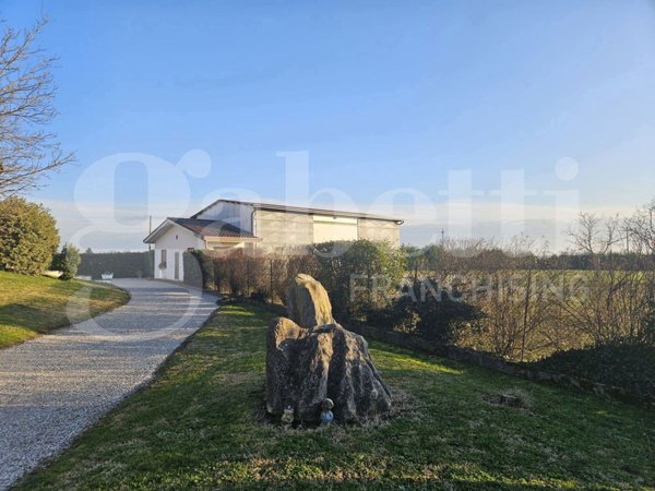 casa indipendente in vendita a Correzzola in zona Villa del Bosco