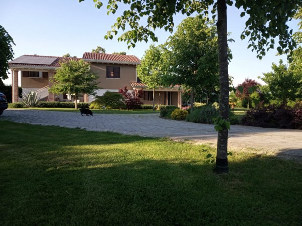 casa indipendente in vendita a Correzzola in zona Villa del Bosco