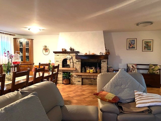 casa indipendente in vendita a Correzzola in zona Villa del Bosco