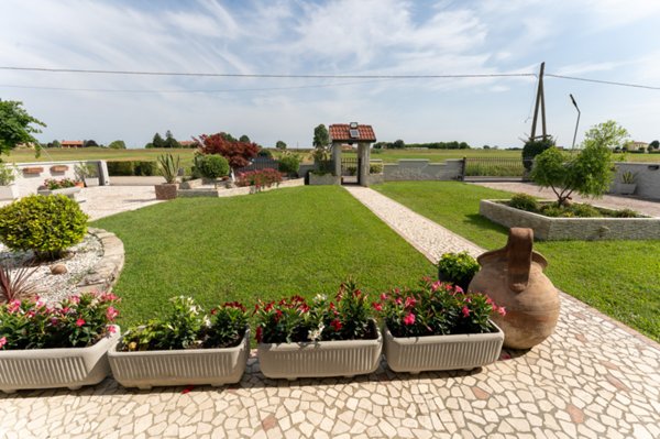 casa indipendente in vendita a Correzzola in zona Cive'