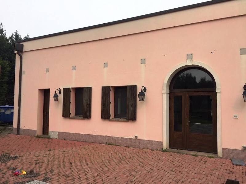 locale commerciale in vendita ad Este