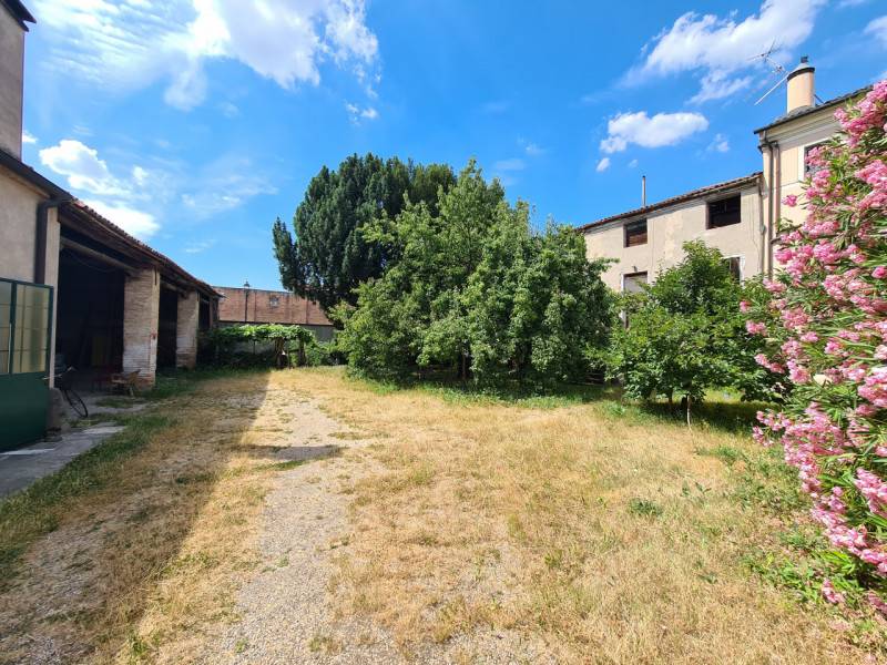 intera palazzina in vendita ad Este