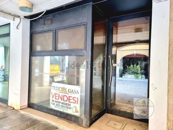 locale commerciale in vendita ad Este