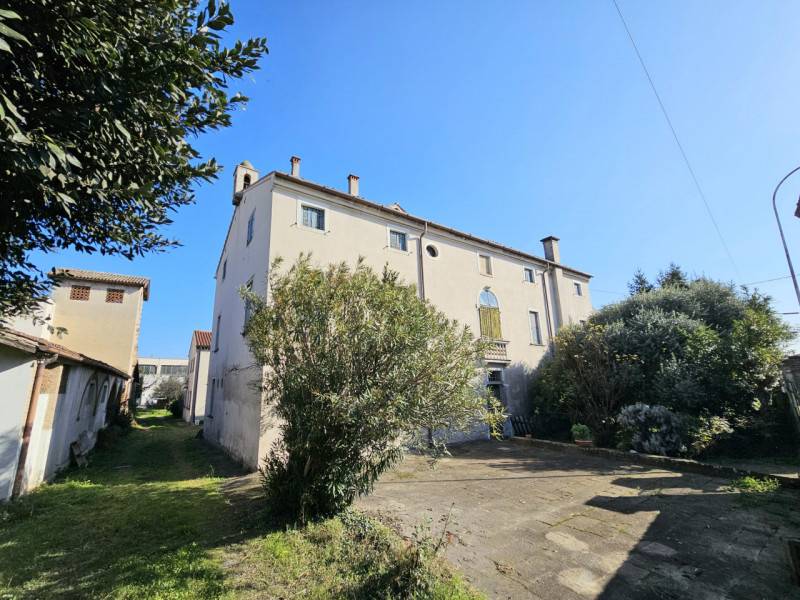 intera palazzina in vendita ad Este