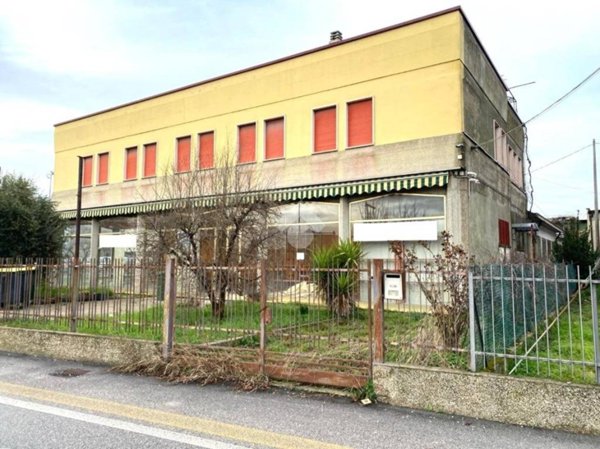 capannone in vendita ad Este