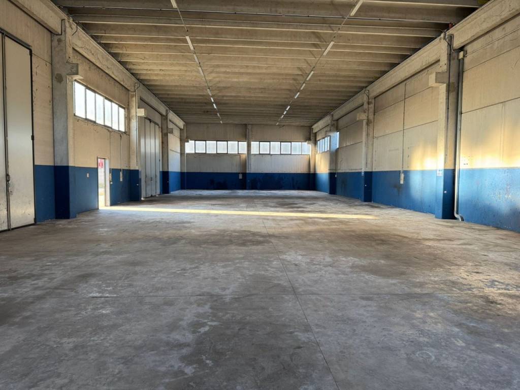 locale commerciale in vendita ad Este