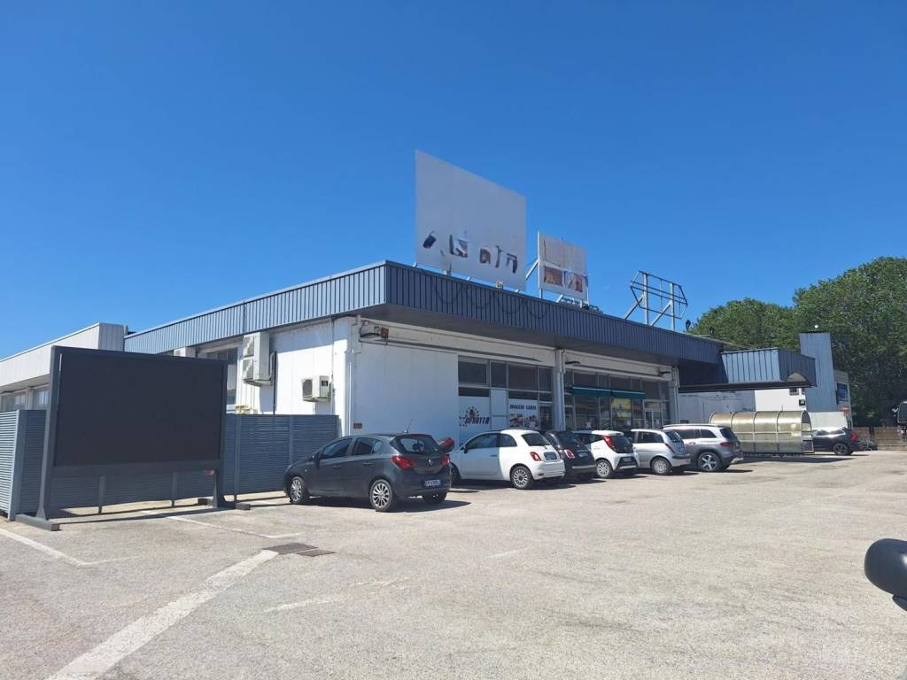 locale commerciale in vendita ad Este