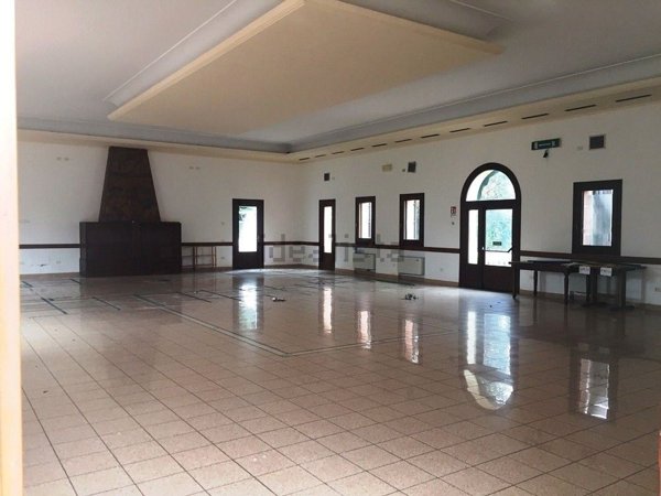 locale commerciale in vendita ad Este