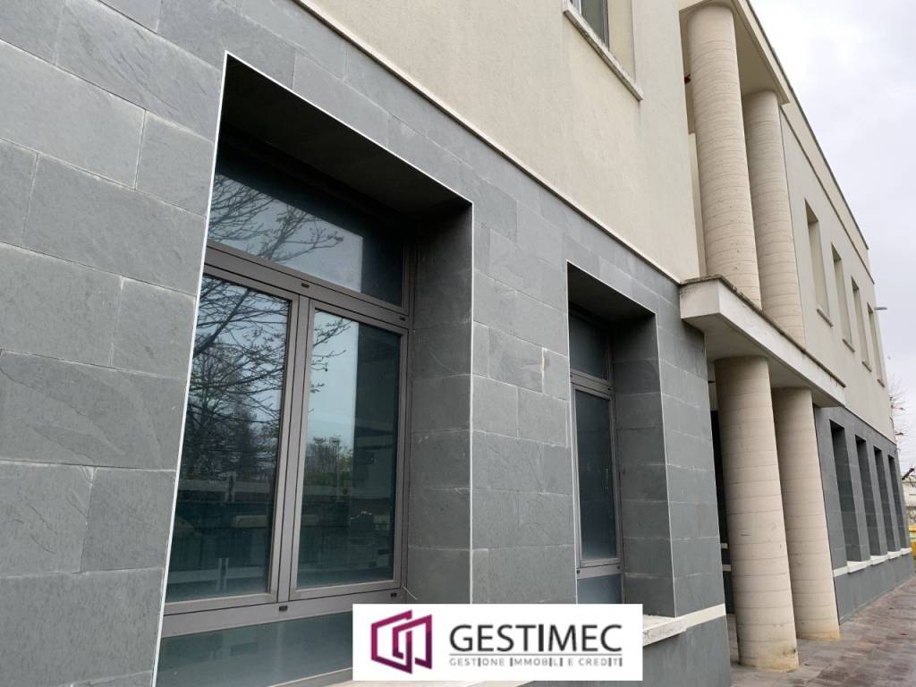 locale commerciale in vendita ad Este