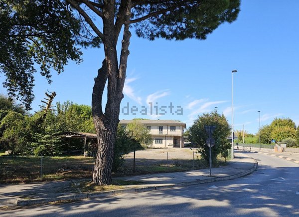 locale commerciale in vendita ad Este