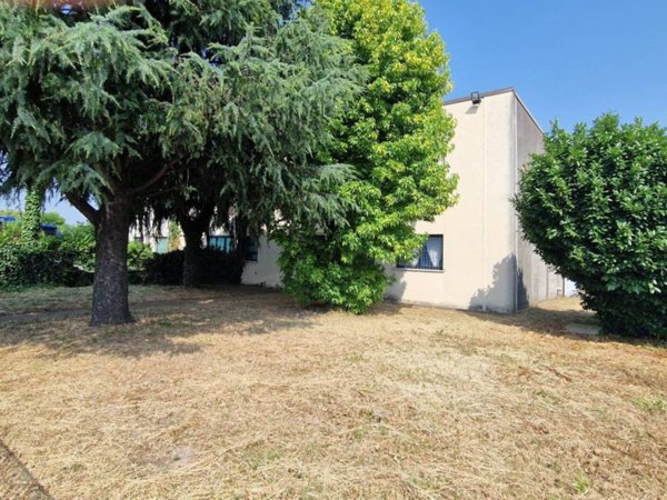 locale commerciale in vendita ad Este