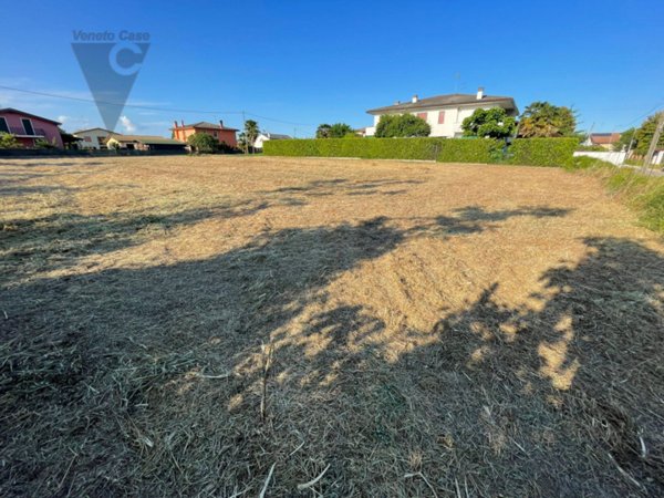 terreno edificabile in vendita a Legnaro in zona Casone