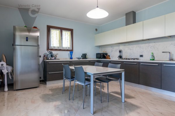 casa semindipendente in vendita a Legnaro in zona Volparo