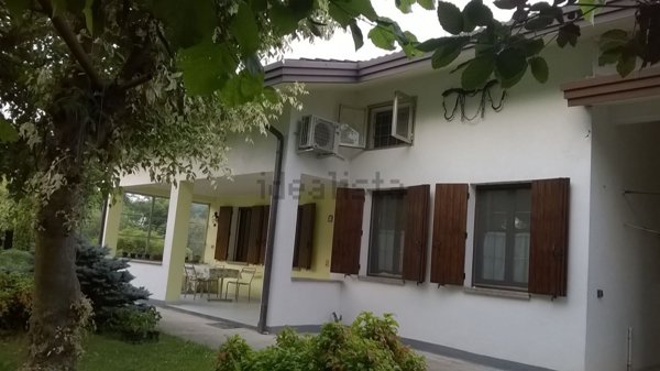 esavano in vendita a Legnaro