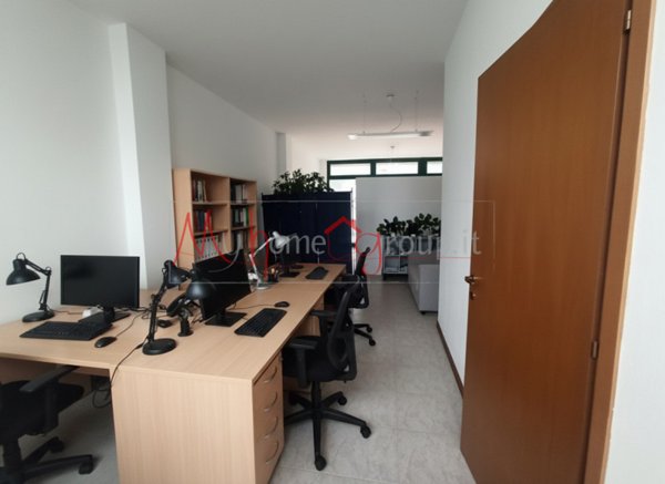 negozio in vendita a Legnaro in zona Volparo