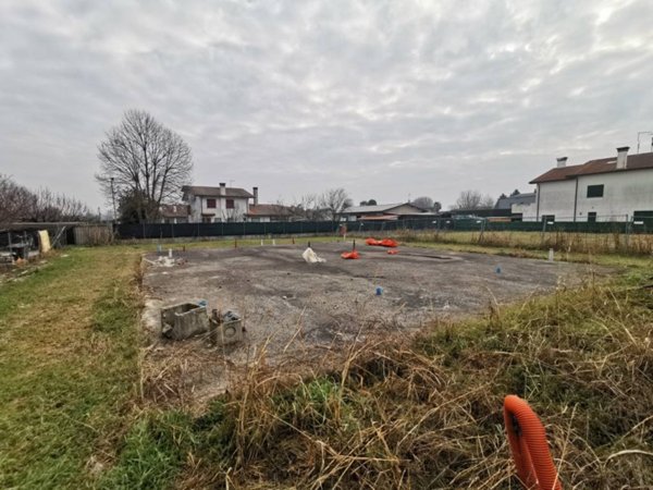 terreno edificabile in vendita a Legnaro in zona Volparo