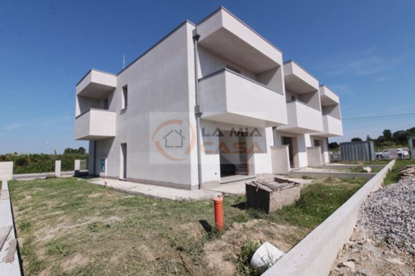 casa semindipendente in vendita a Legnaro in zona Volparo