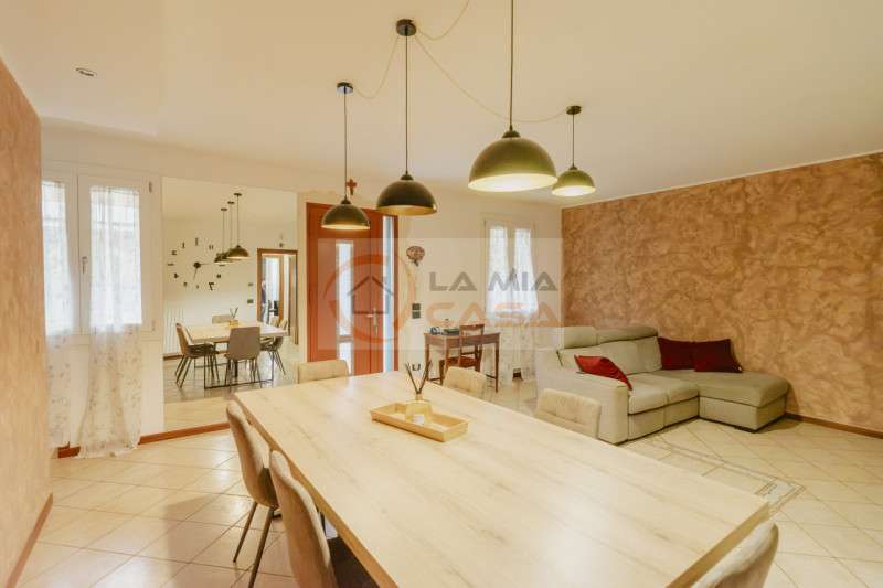 casa semindipendente in vendita a Legnaro in zona Volparo