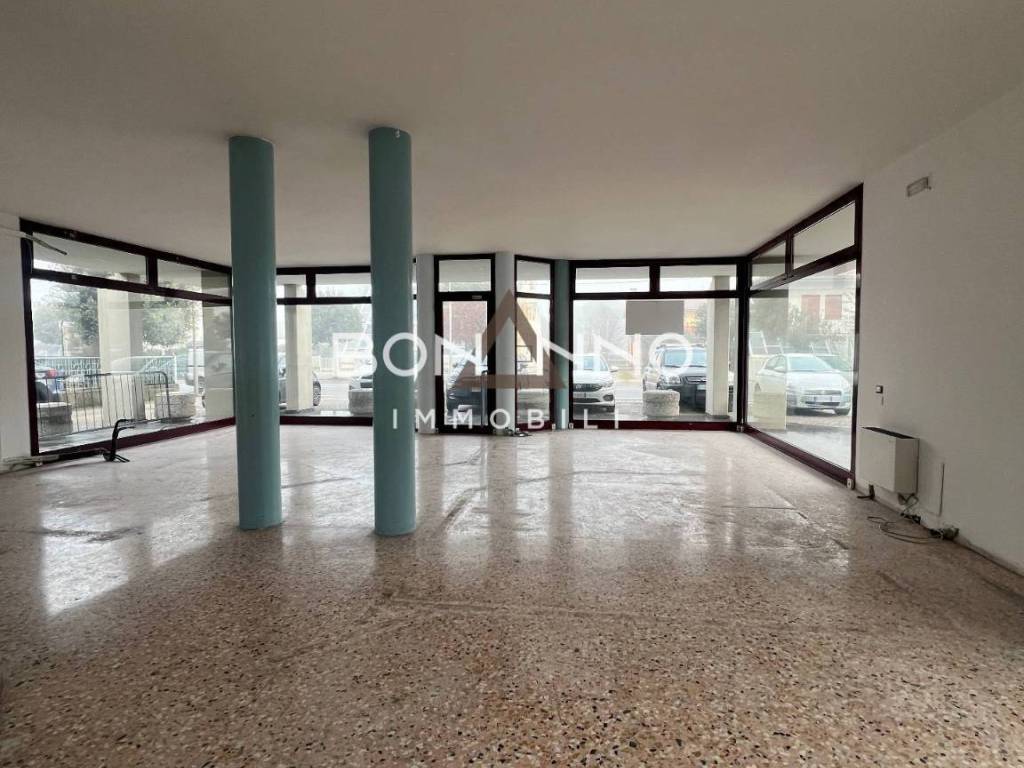 locale commerciale in vendita a Loreggia