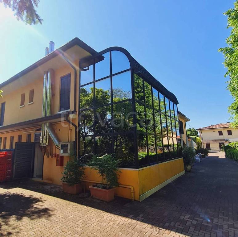 negozio in vendita a Massanzago in zona Zeminiana
