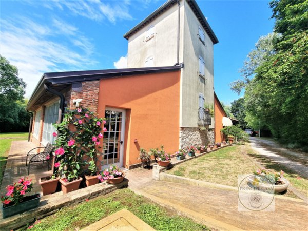 negozio in vendita a Megliadino San Vitale