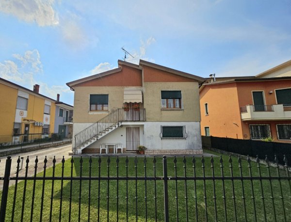 casa indipendente in vendita a Merlara