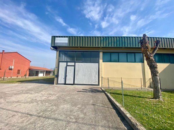 capannone in vendita a Merlara