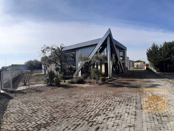 locale commerciale in vendita a Merlara