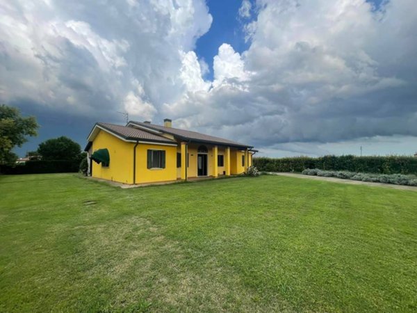 casa indipendente in vendita a Merlara