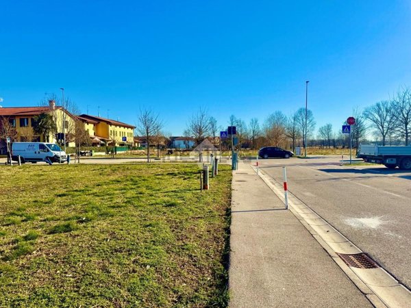 terreno edificabile in vendita a Mestrino in zona Lissaro