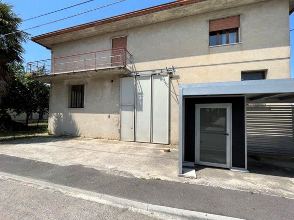 negozio in vendita a Mestrino in zona Lissaro