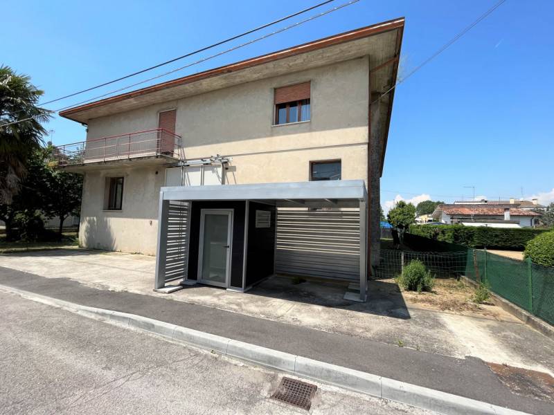 locale commerciale in vendita a Mestrino in zona Lissaro