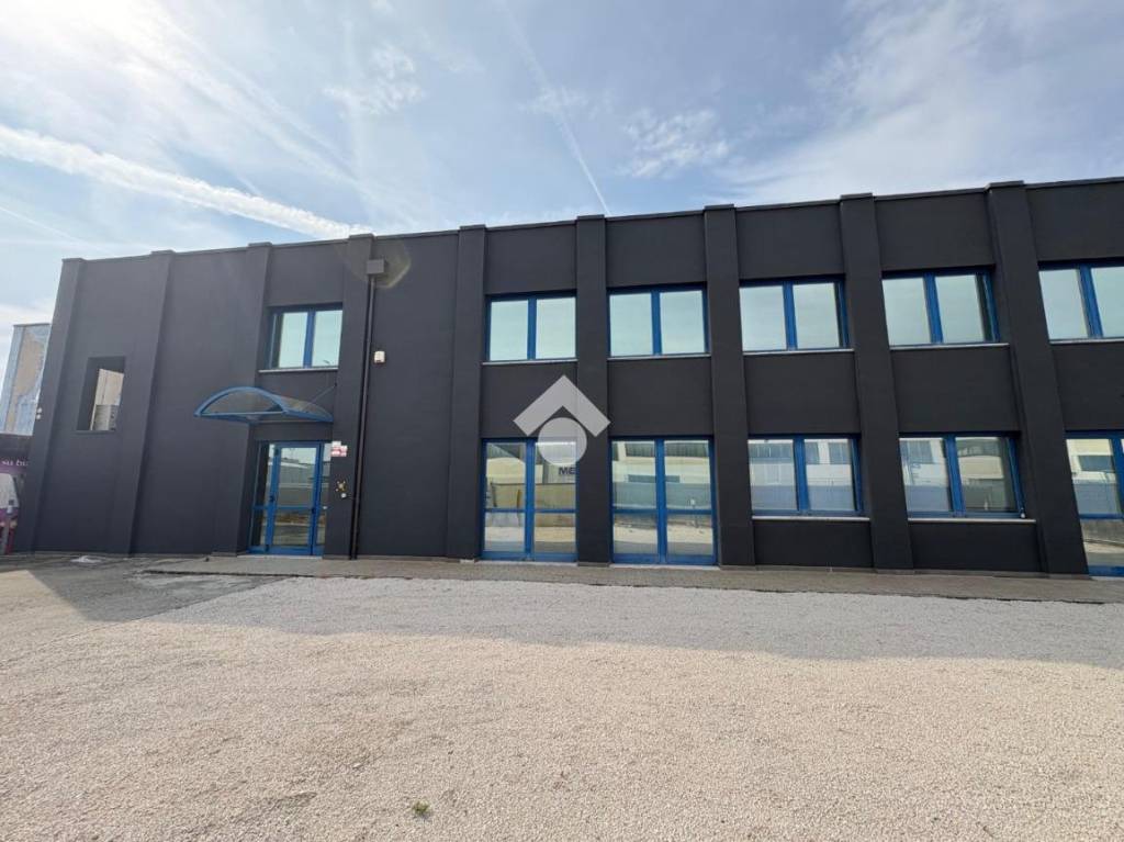 locale commerciale in vendita a Mestrino