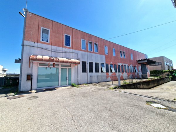 locale di sgombero in vendita a Mestrino