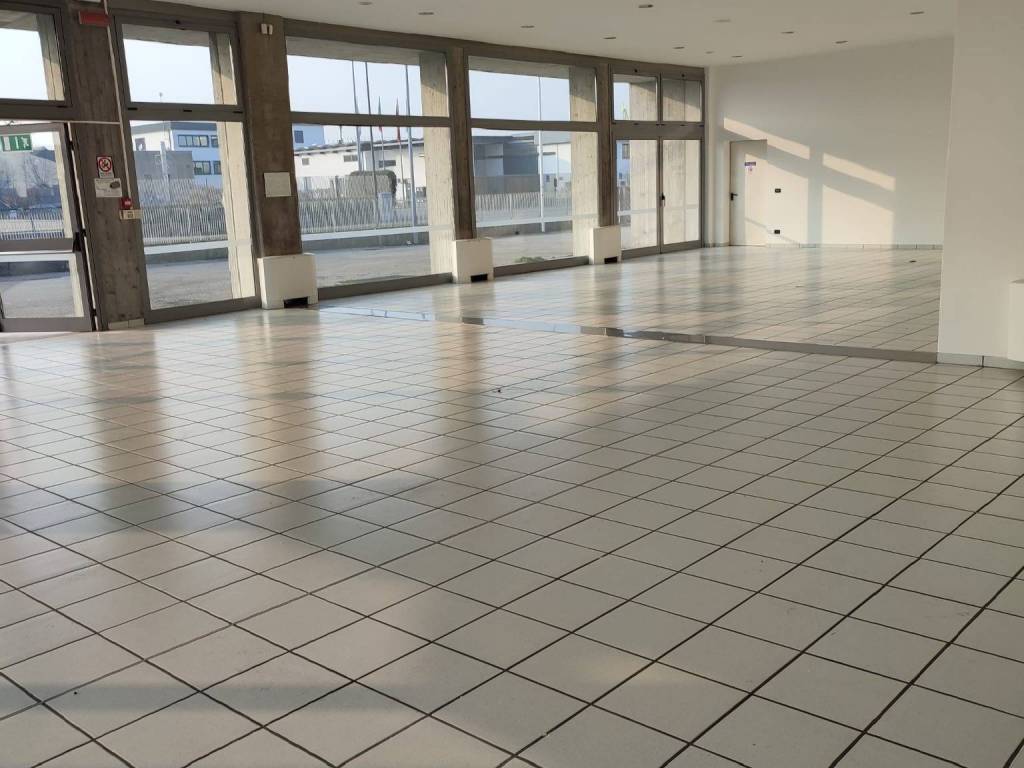 locale commerciale in vendita a Monselice