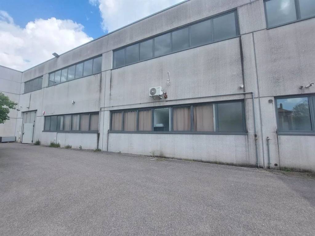 locale commerciale in vendita a Monselice