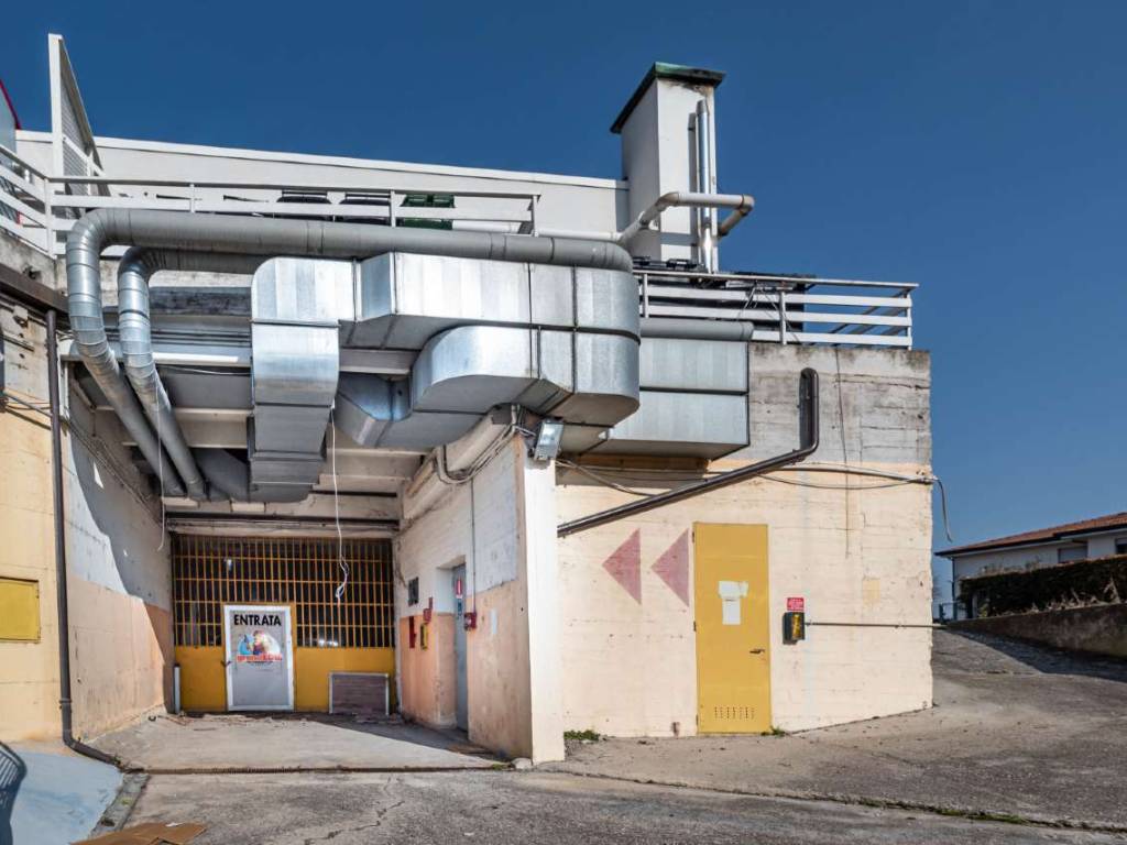 locale commerciale in vendita a Monselice