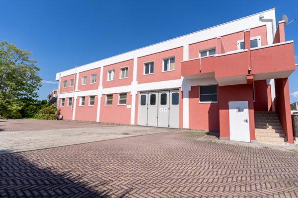 locale di sgombero in vendita a Montegrotto Terme