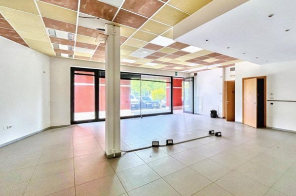 negozio in vendita a Noventa Padovana in zona Noventana